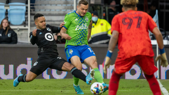 Jordan Morris slots the ball past a Minnesota defender.